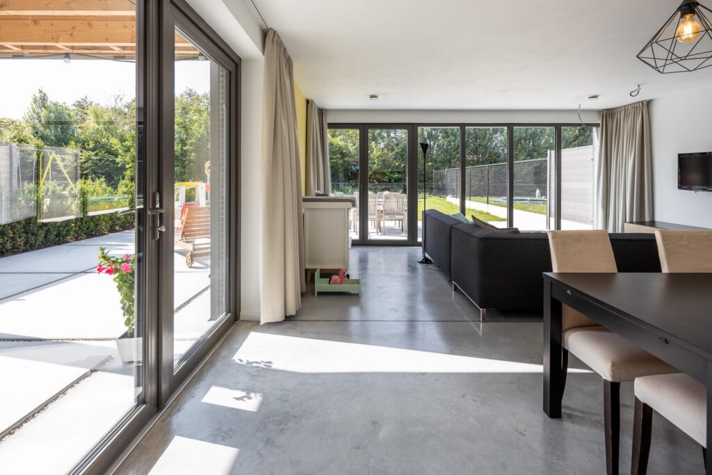 Open leef- en keukenruimte met buitenzicht &mdash; woning De Buyser, Willebroek