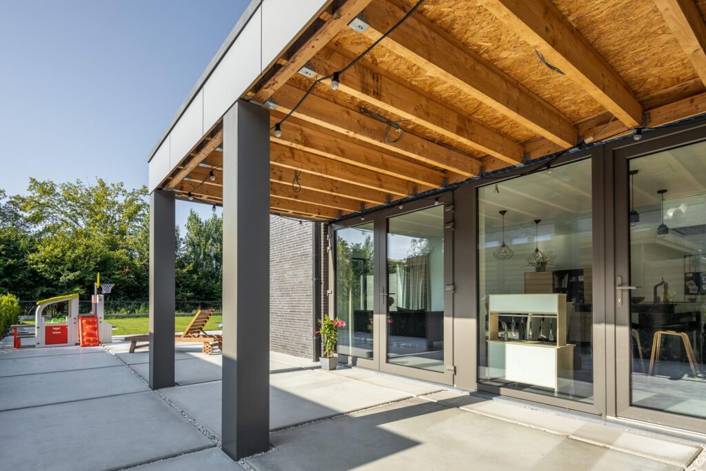 Exterieur woning met overdekte terras en zonnepanelen &mdash; woning De Buyser, Willebroek
