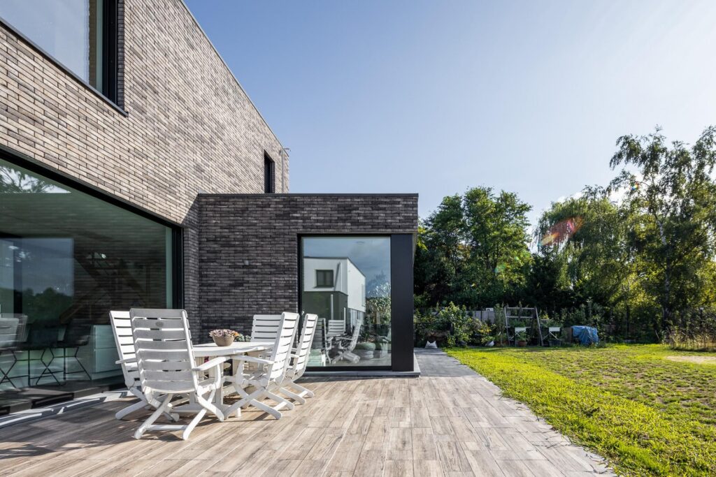 Exterieur terras met tuinstoelen &mdash; woning De Roost, Lille