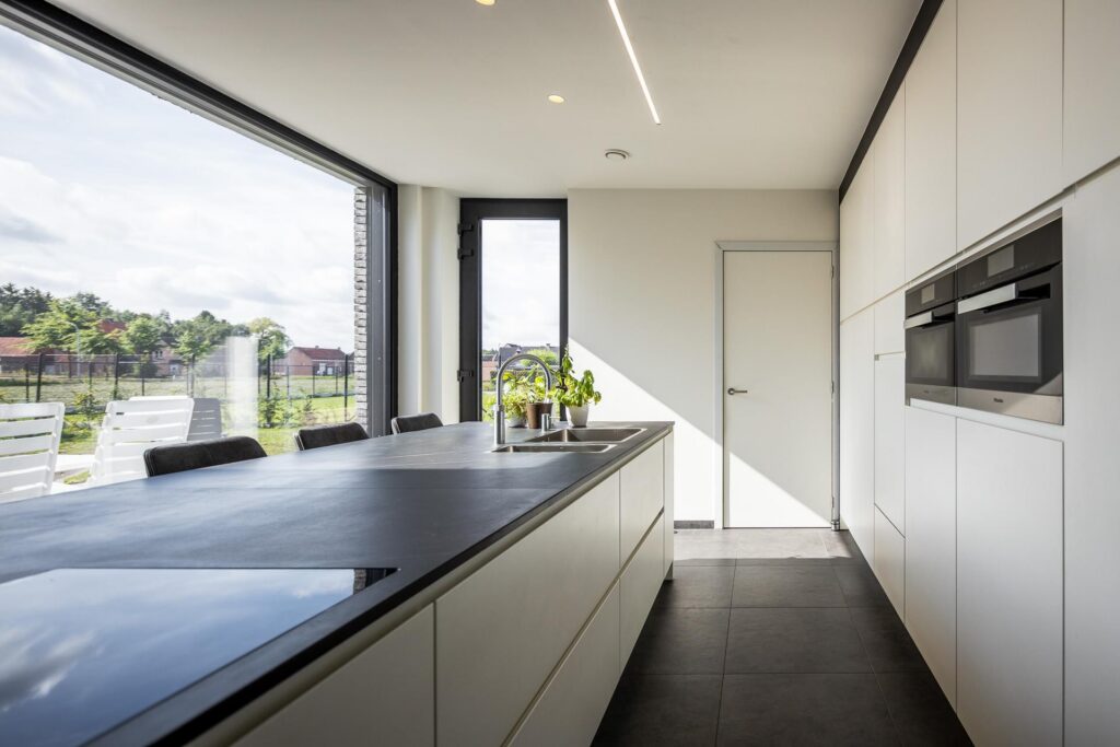 Keuken met zwart aanrecht &mdash; woning De Roost, Lille