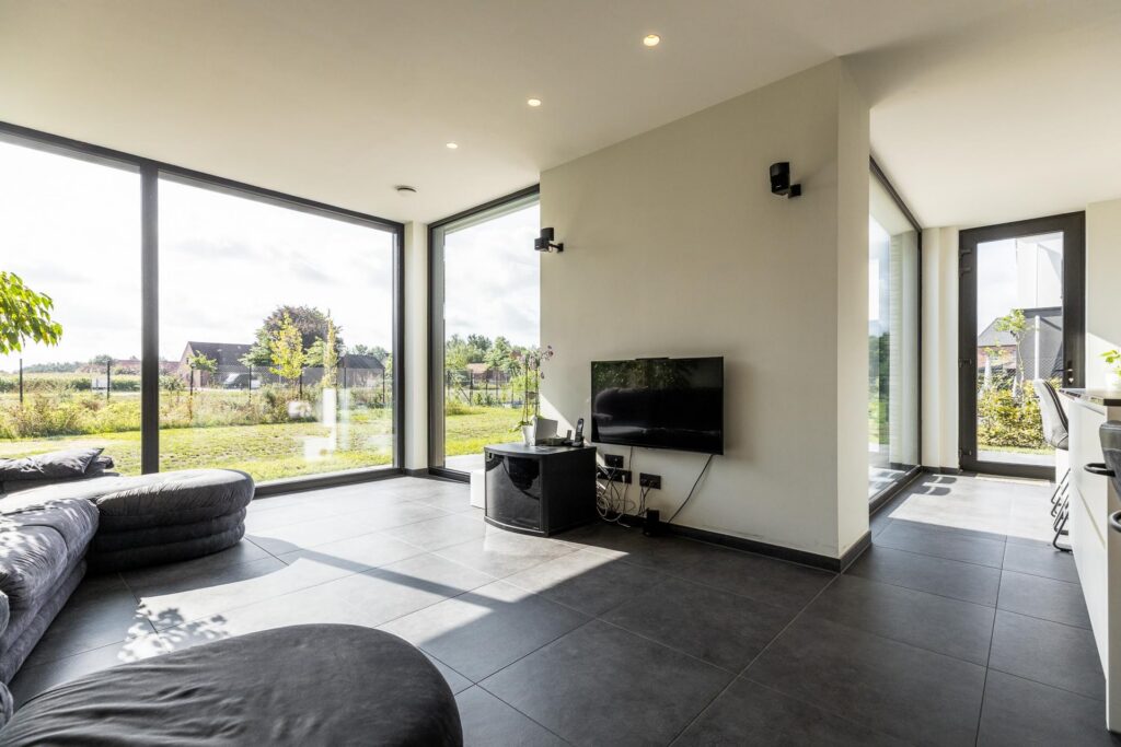 Woonkamer met tv-meubel &mdash; woning De Roost, Lille