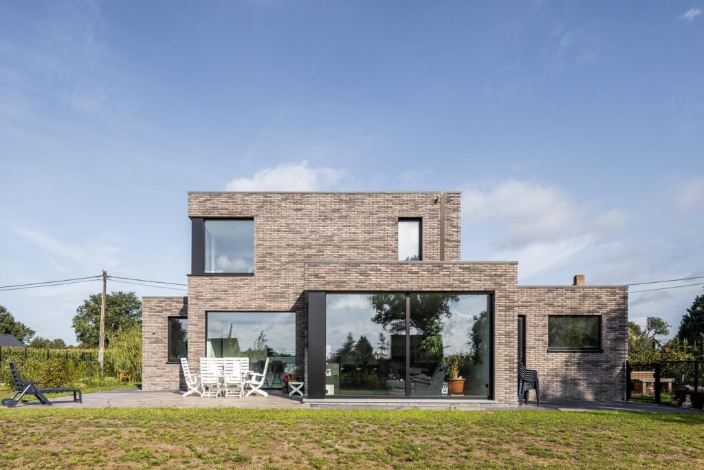Exterieur woning met gazon &mdash; woning De Roost, Lille