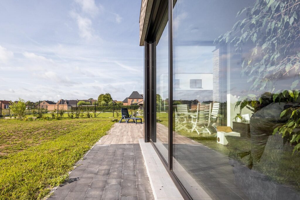 Exterieur inkompartij en carport &mdash; woning De Roost, Lille