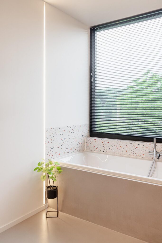 Badkamer met raam &mdash; woning Nossent, Sint-Katelijne-Waver