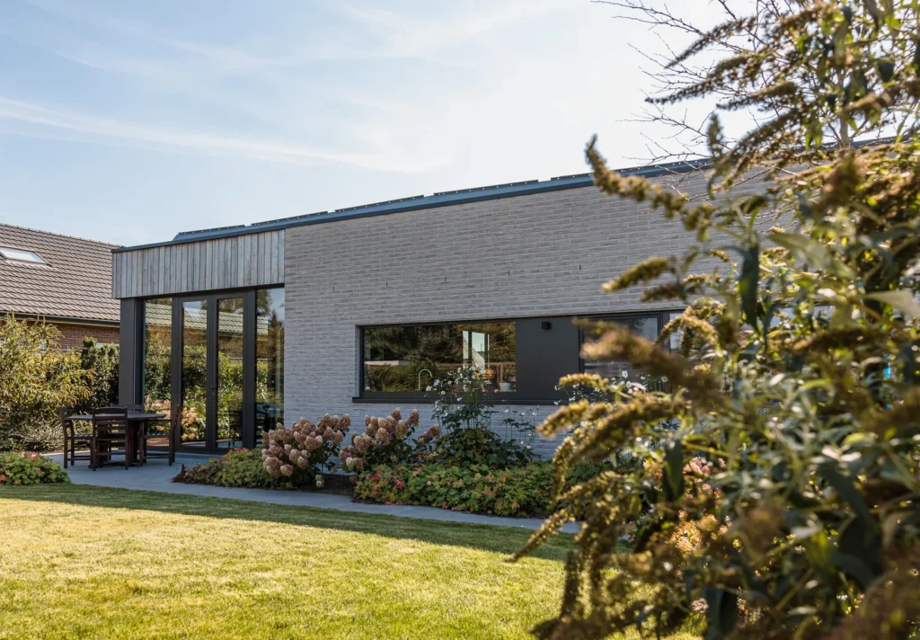 Geveldetail van een bewoonde Arkana-woning