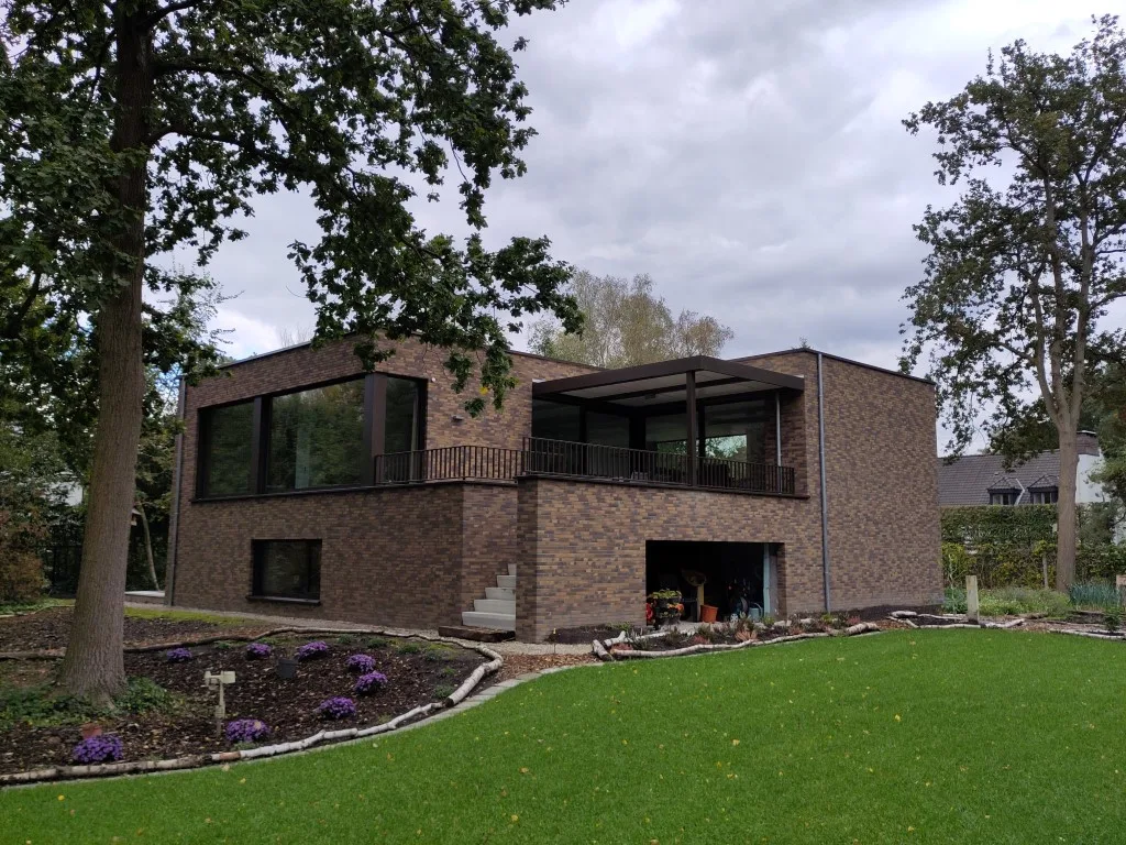Tuinzijde van een bewoonde Arkana-woning