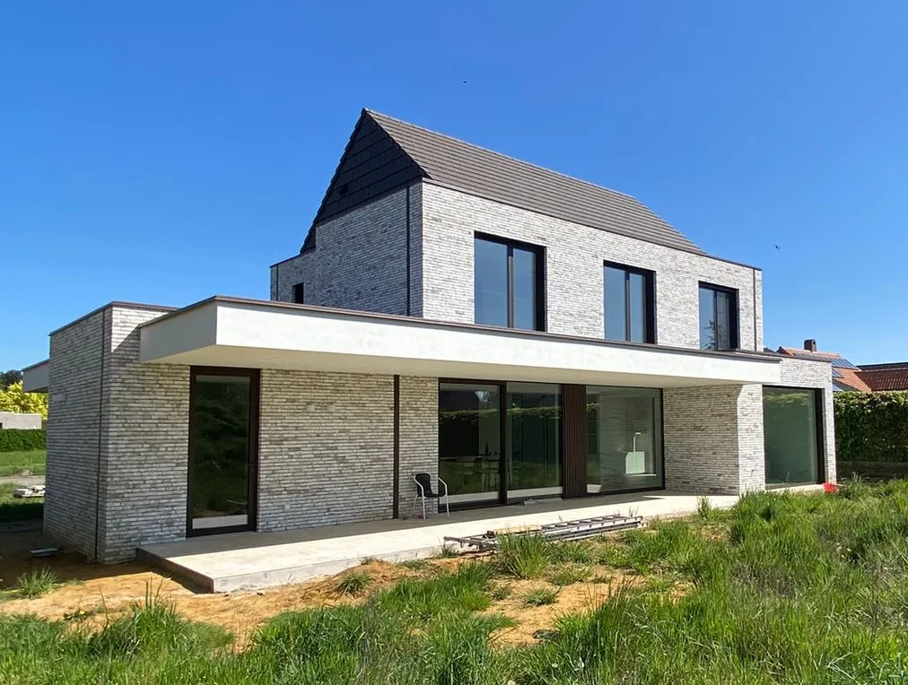 Achtergevel van een bewoonde Arkana-woning